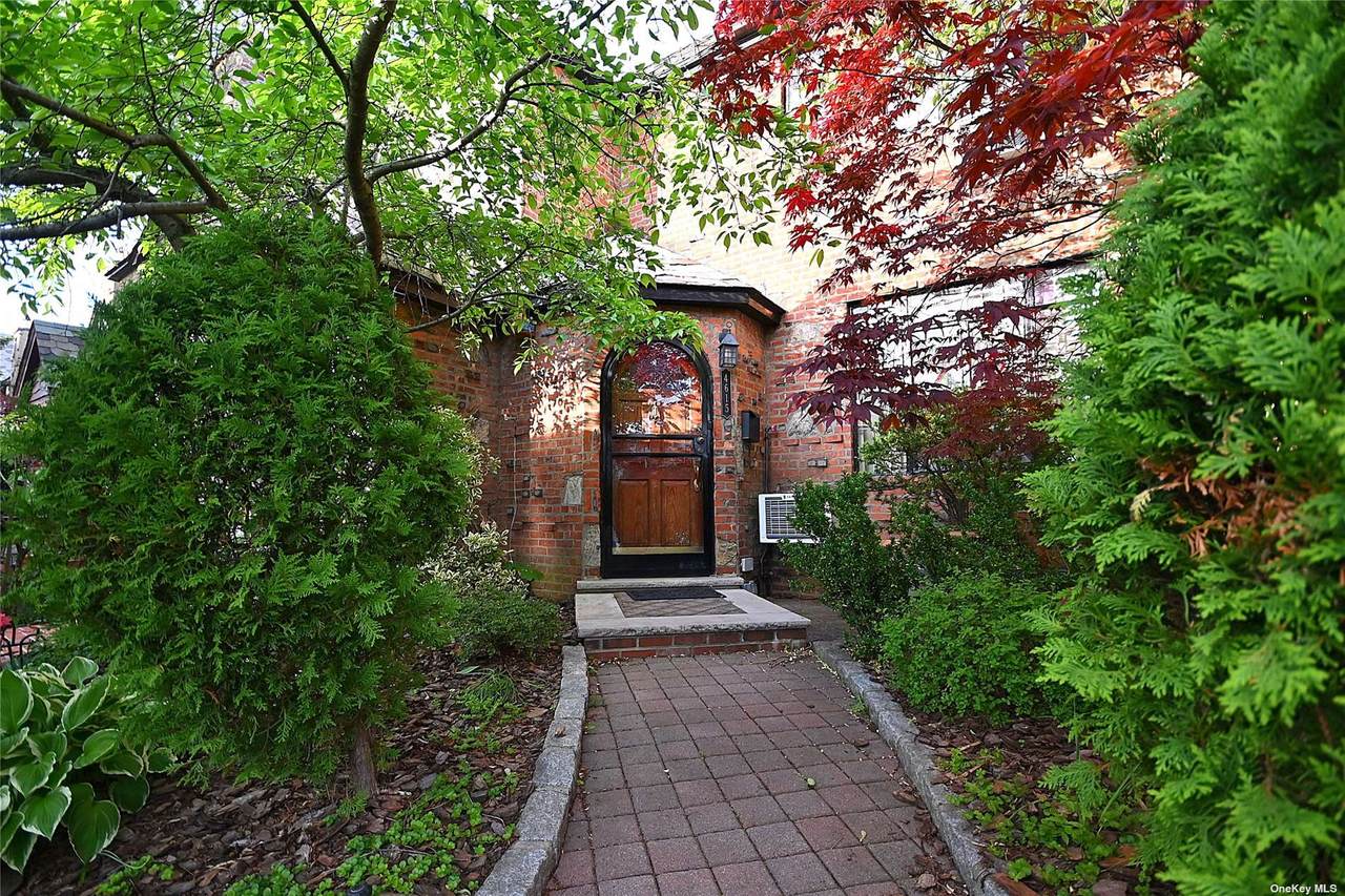 4615 193 St - Photo 1