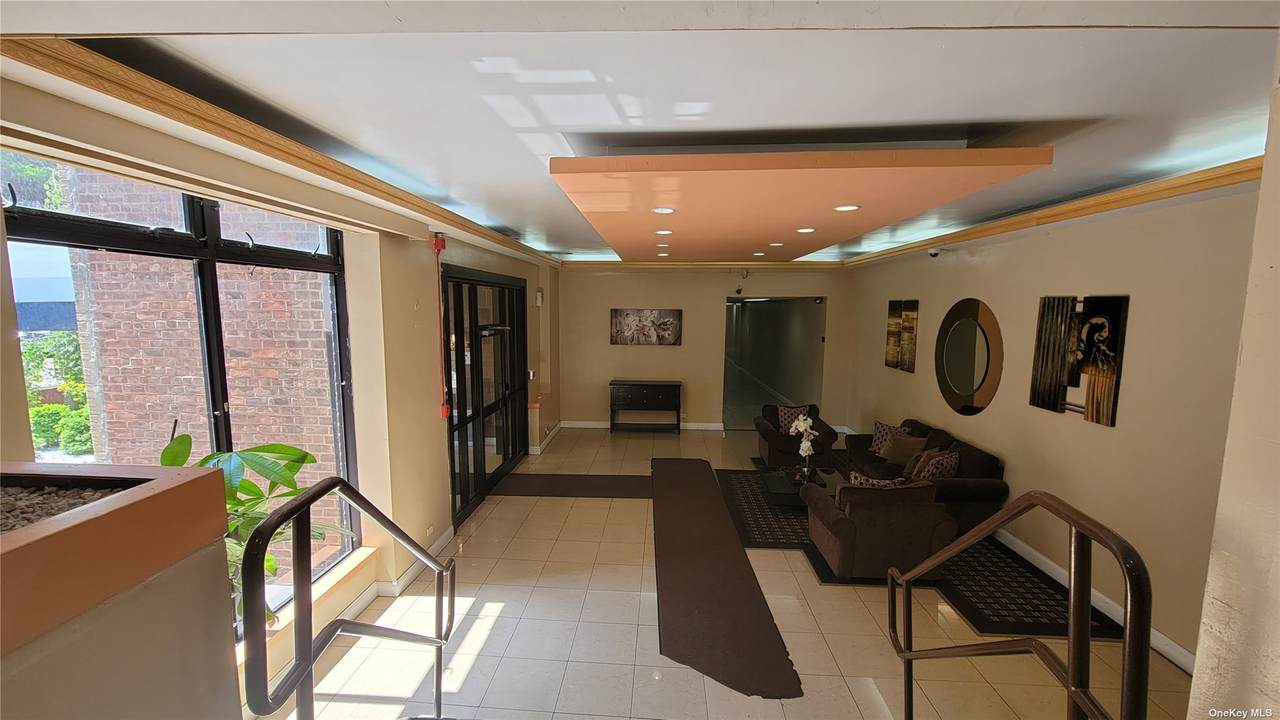 67-25 Dartmouth Street - Photo 1