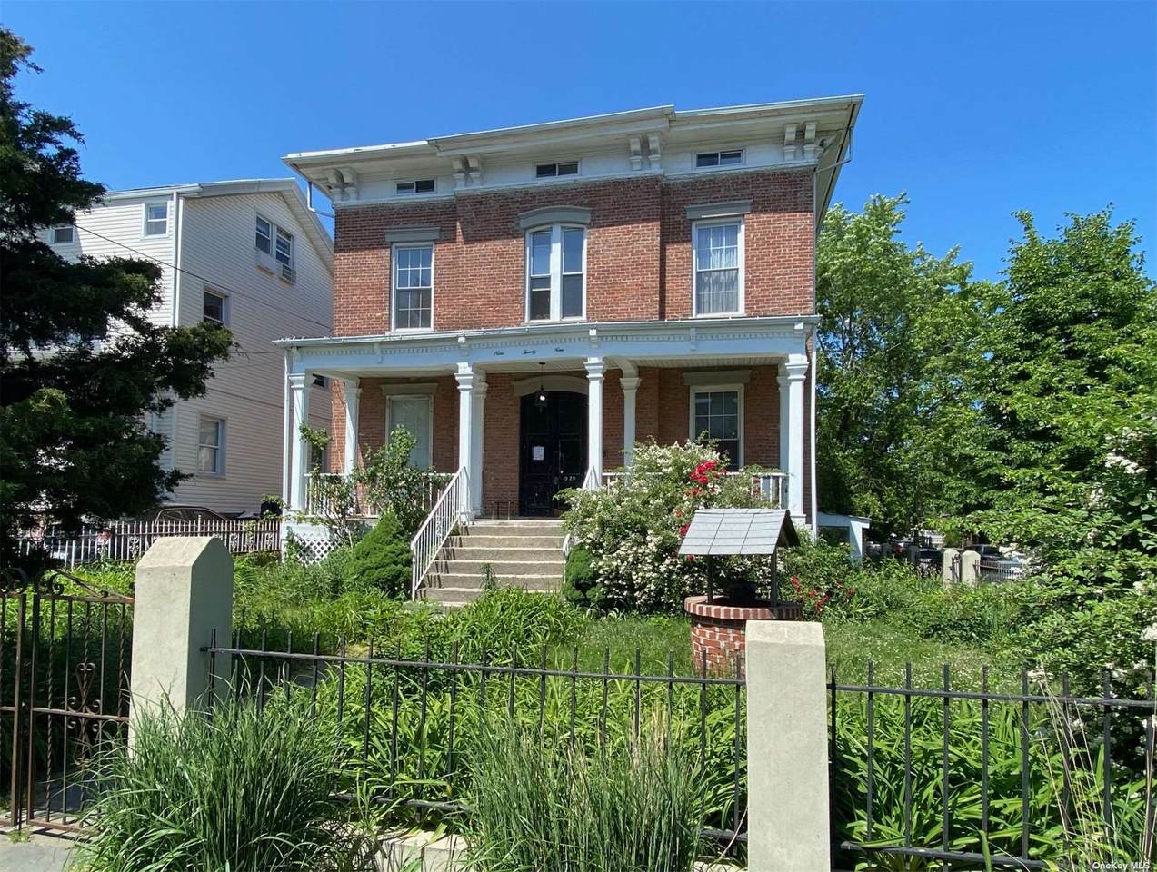 9-29 27 Avenue - Photo 1