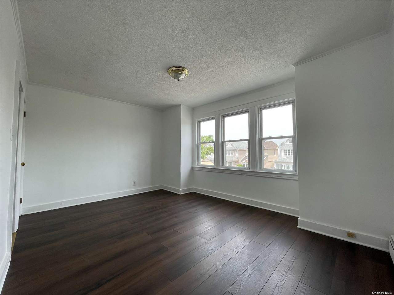 93-68 Vanderveer Street - Photo 1