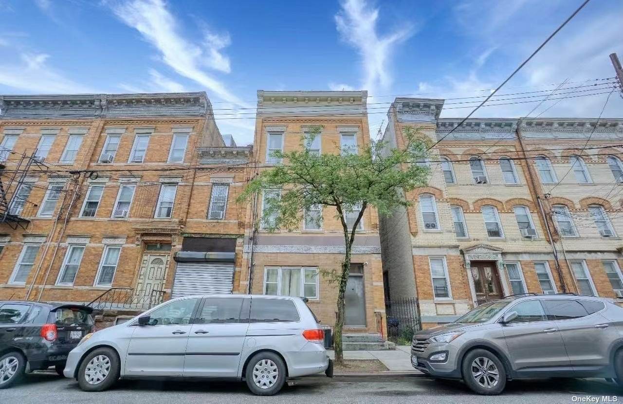 18-17 Woodbine Street - Photo 1