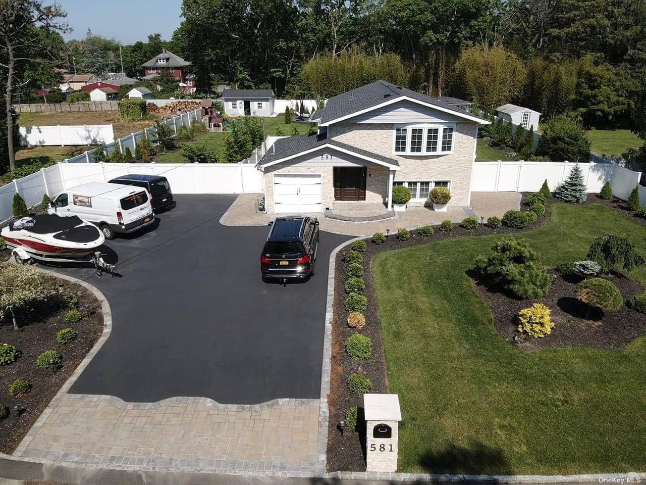 581 Oak Avenue - Photo 1