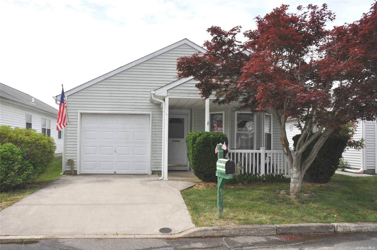 411 Village Circle - Photo 1