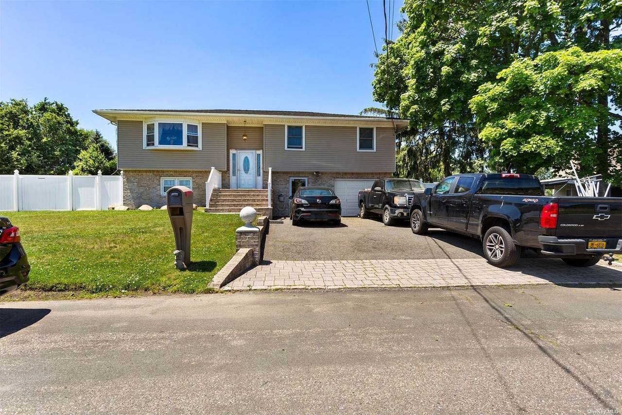 32 Suffolk Avenue - Photo 1