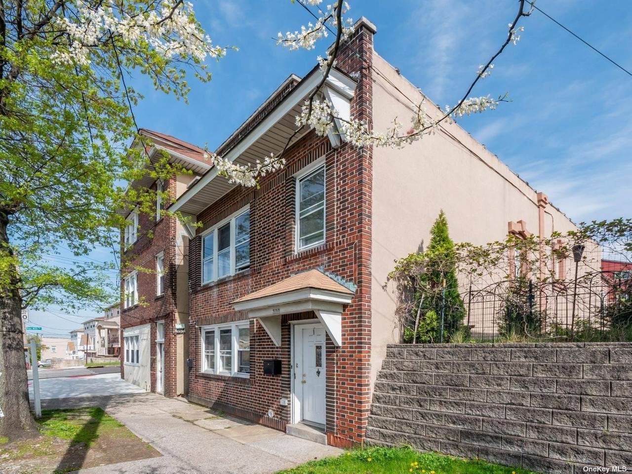 320 Hylan Boulevard - Photo 1