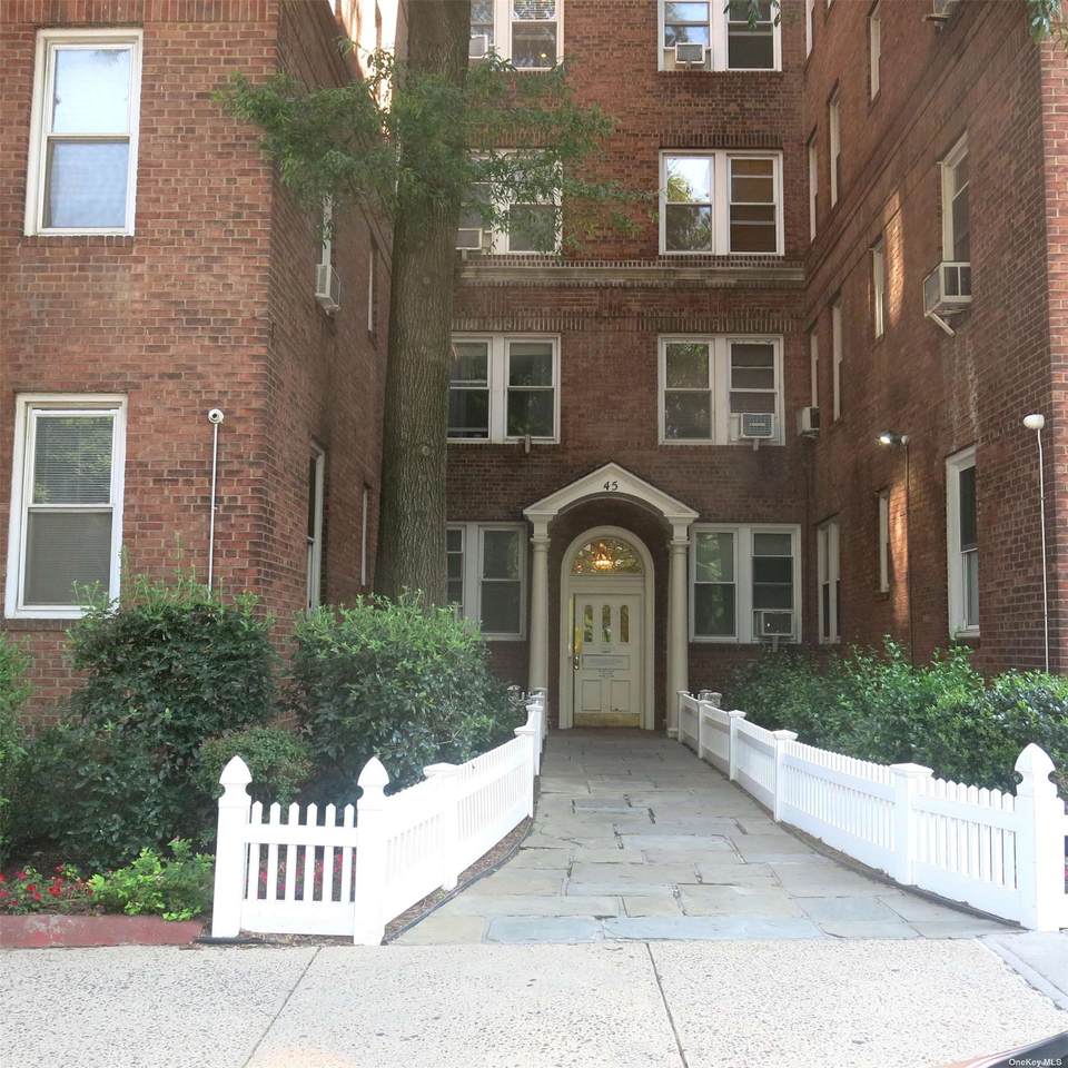 45 Kew Gardens Rd - Photo 1