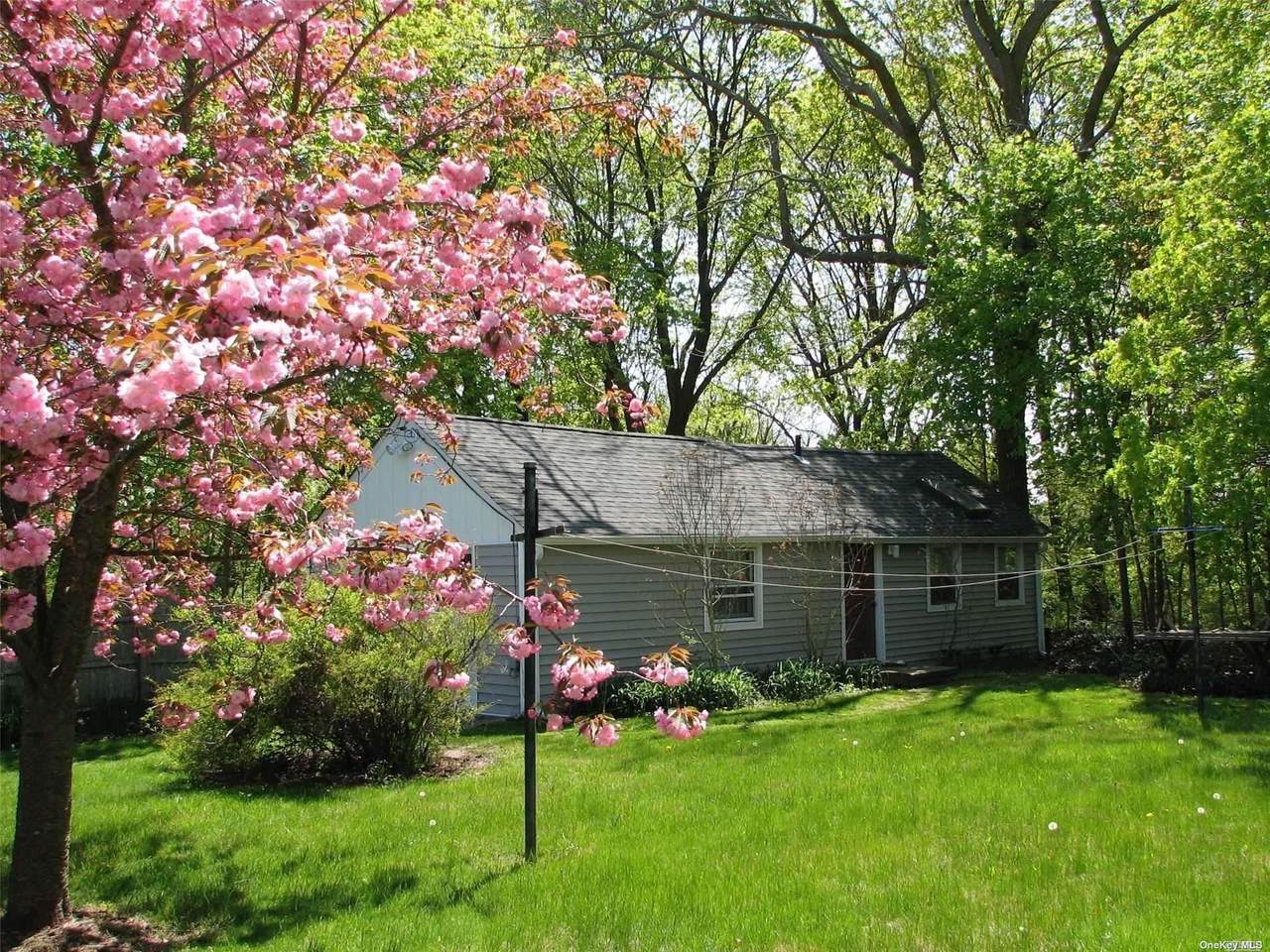 174 Blue Point Avenue - Photo 1