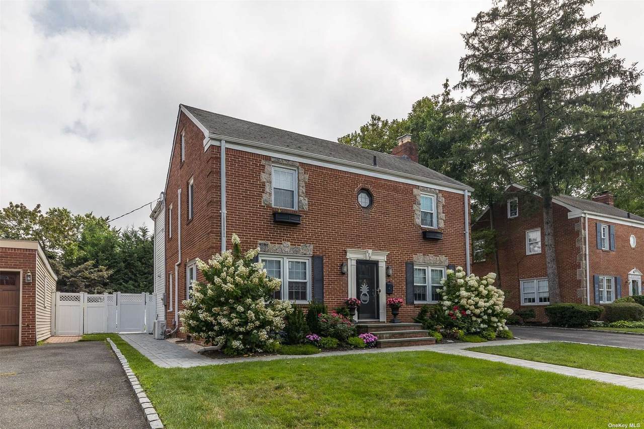 572 Lakeview Avenue - Photo 1