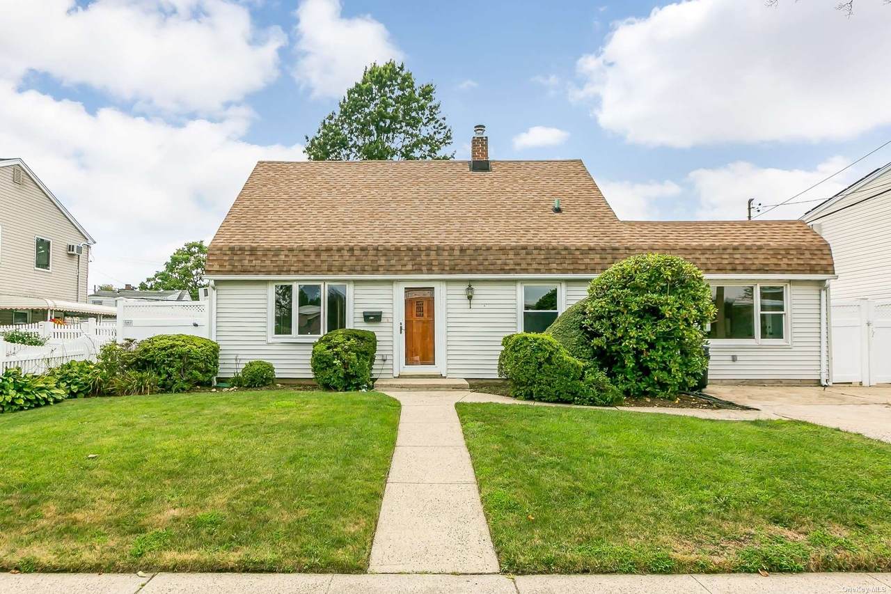 312 Gardiners Avenue - Photo 1