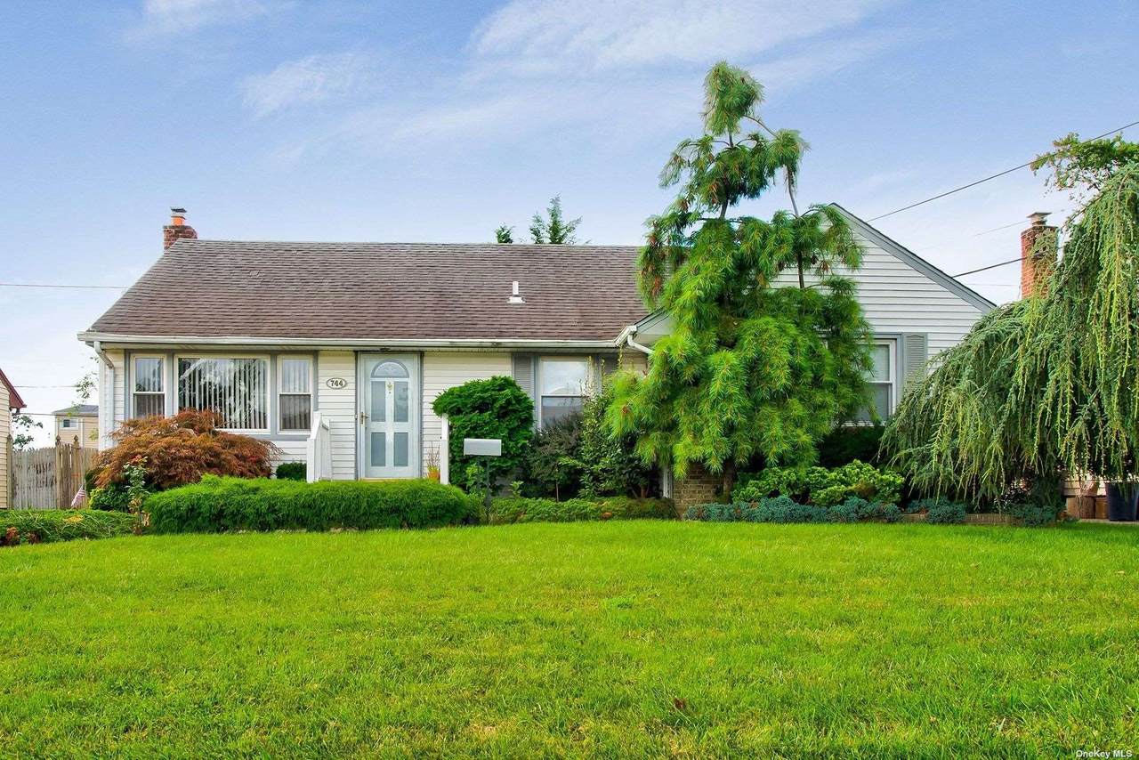 744 Woodside Drive - Photo 1