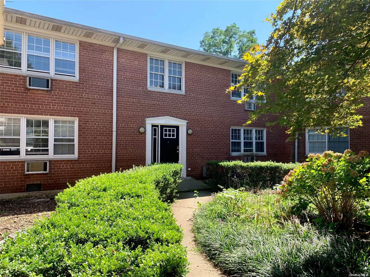 100 Manhasset Avenue - Photo 1