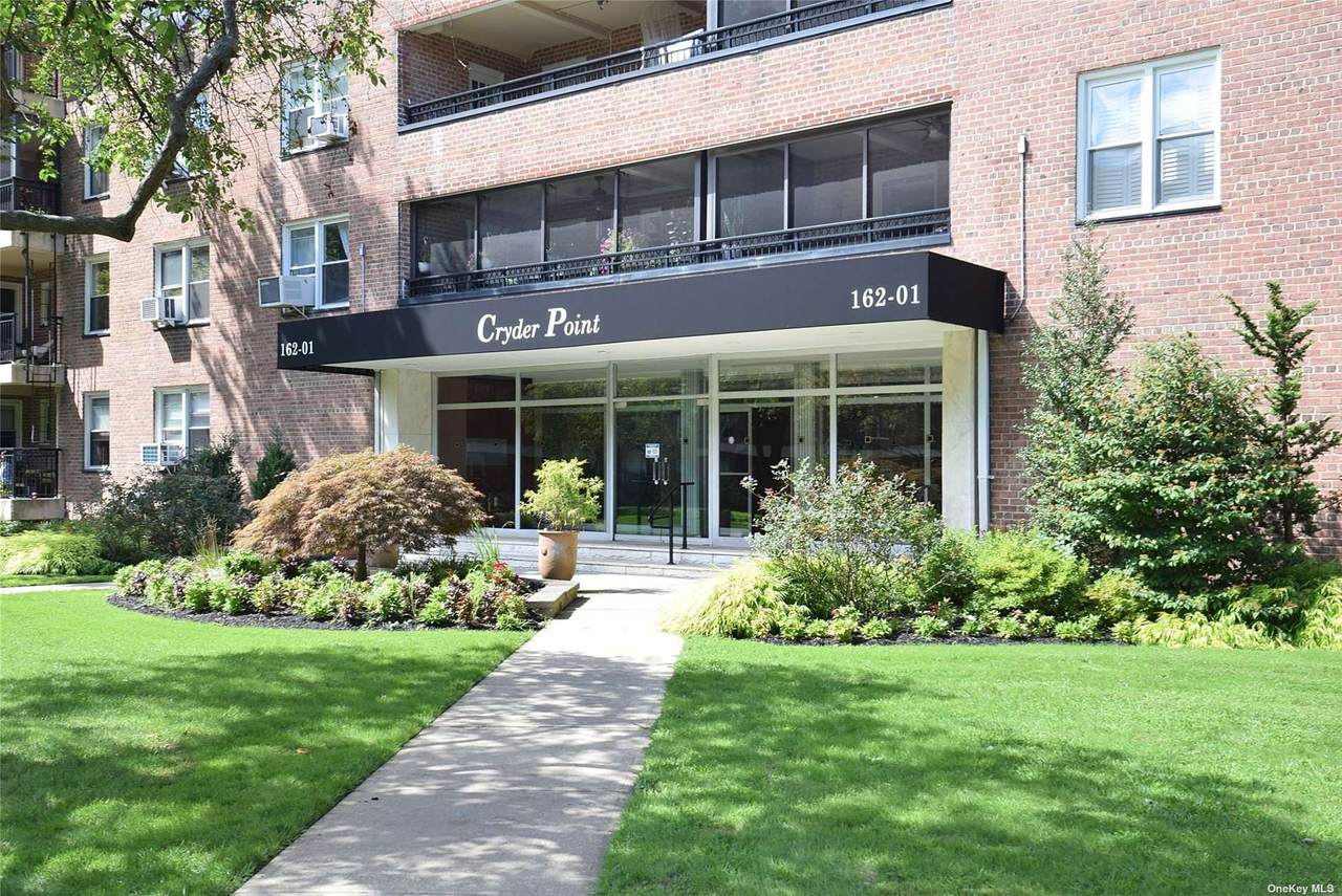 162-01 Powellls Cove Boulevard - Photo 1