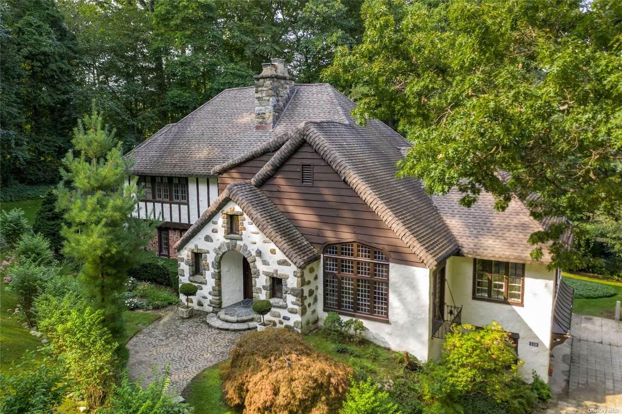 539 Manhasset Woods Road - Photo 1
