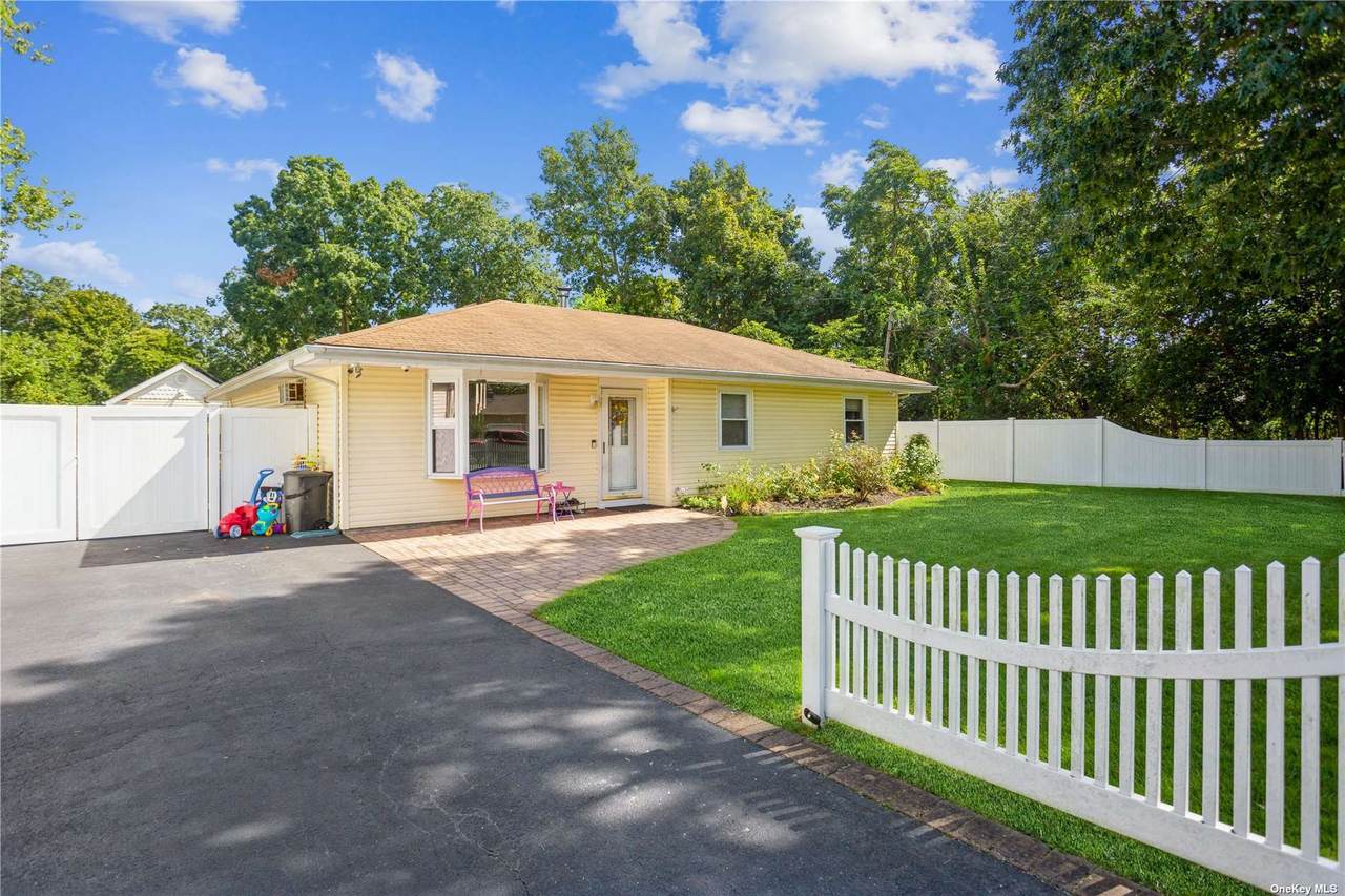 19 Pinetree Drive - Photo 1
