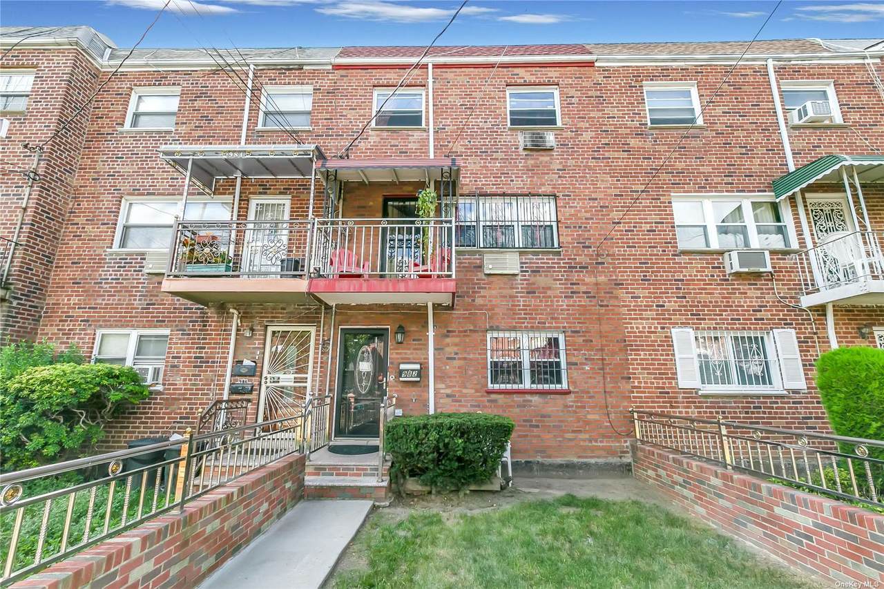 982 Ashford Street - Photo 1