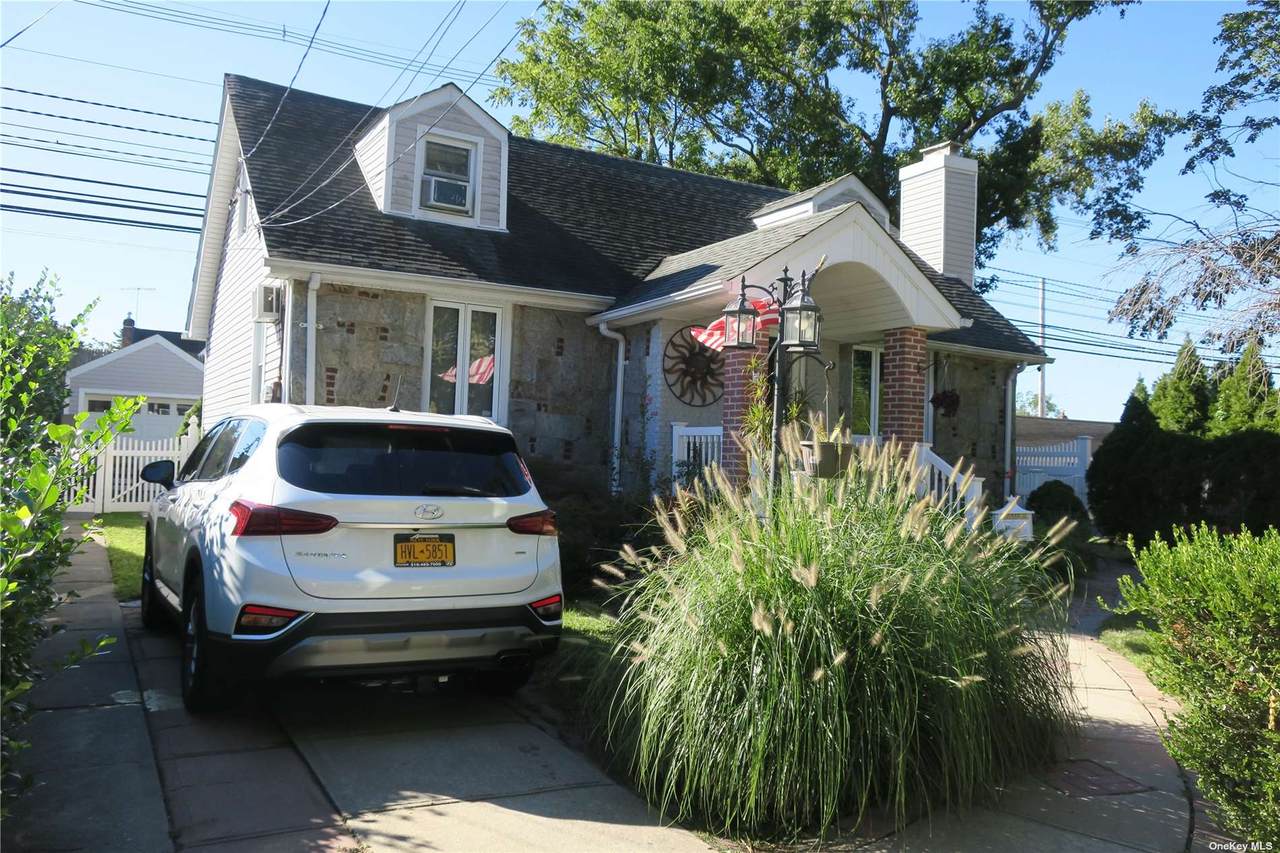 385 De Mott Street - Photo 1