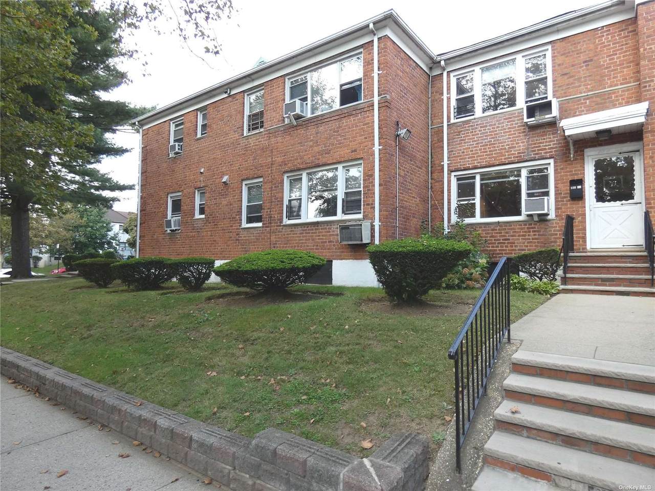 138-09 Jewel Ave - Photo 1