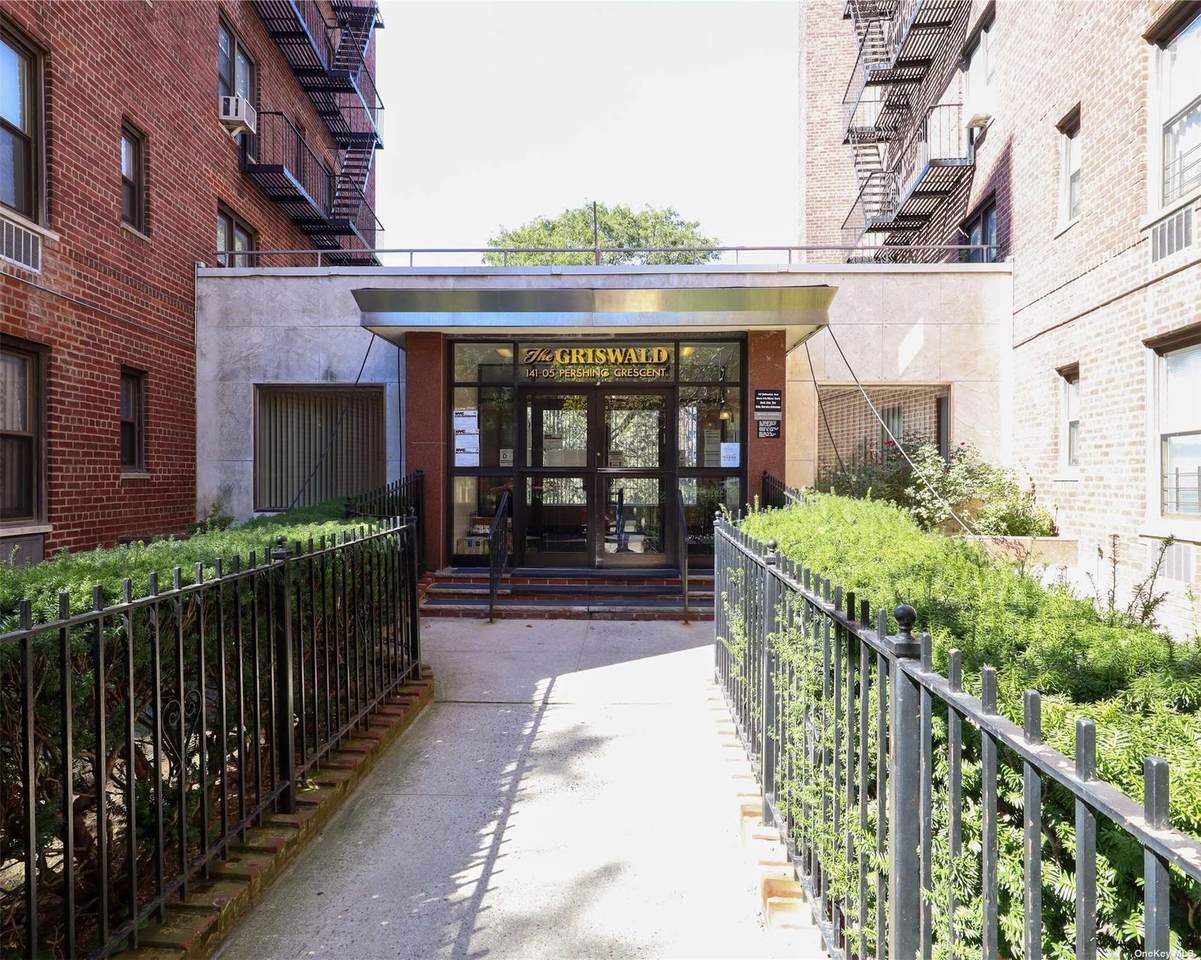 141-05 Pershing Crescent - Photo 1