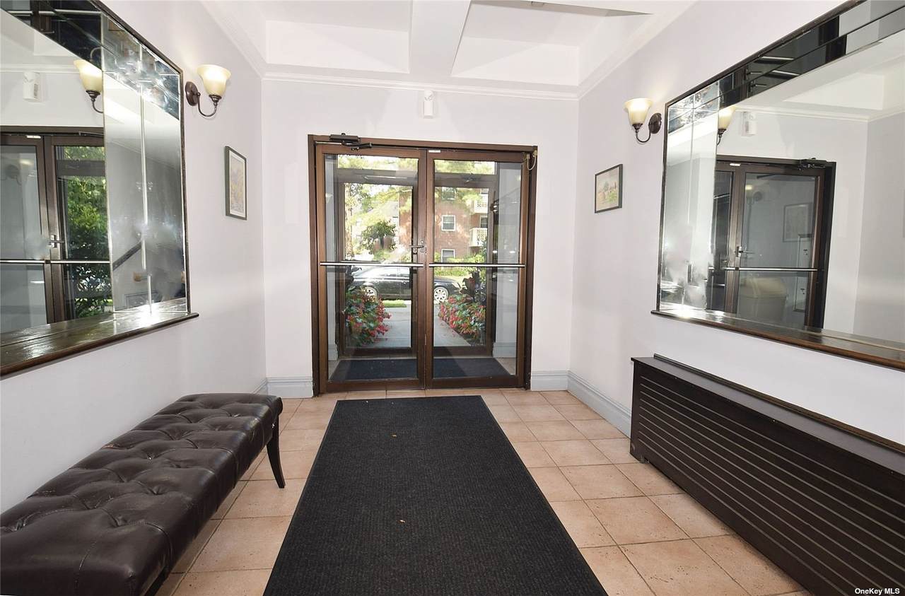 20 Hillpark Ave - Photo 1