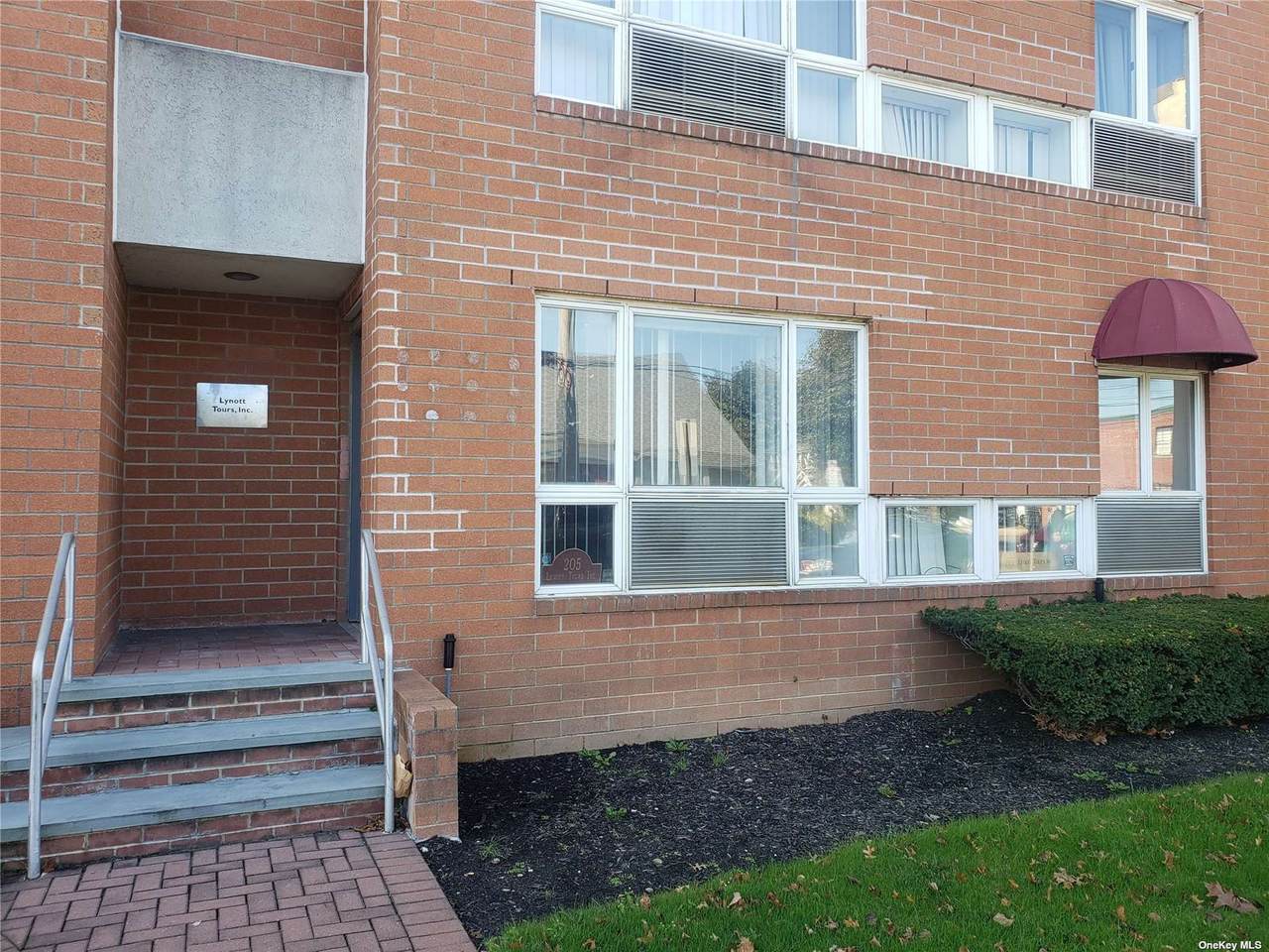 205 Mineola Boulevard - Photo 1
