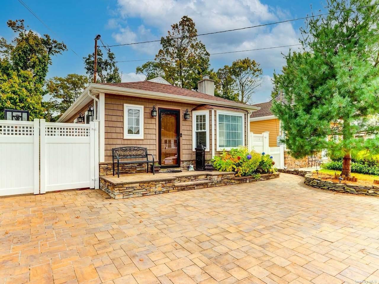1179 Webber Avenue - Photo 1