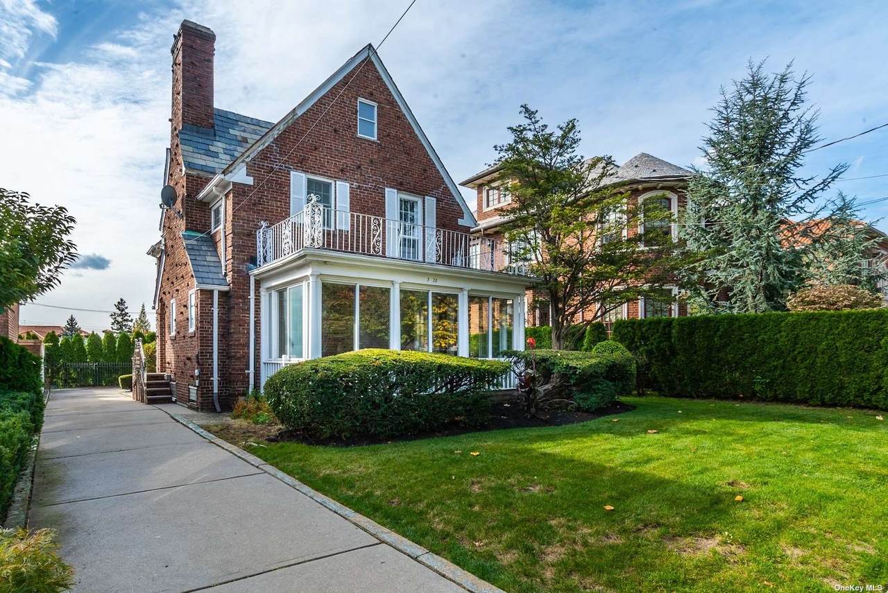 320 Parsons Boulevard - Photo 1