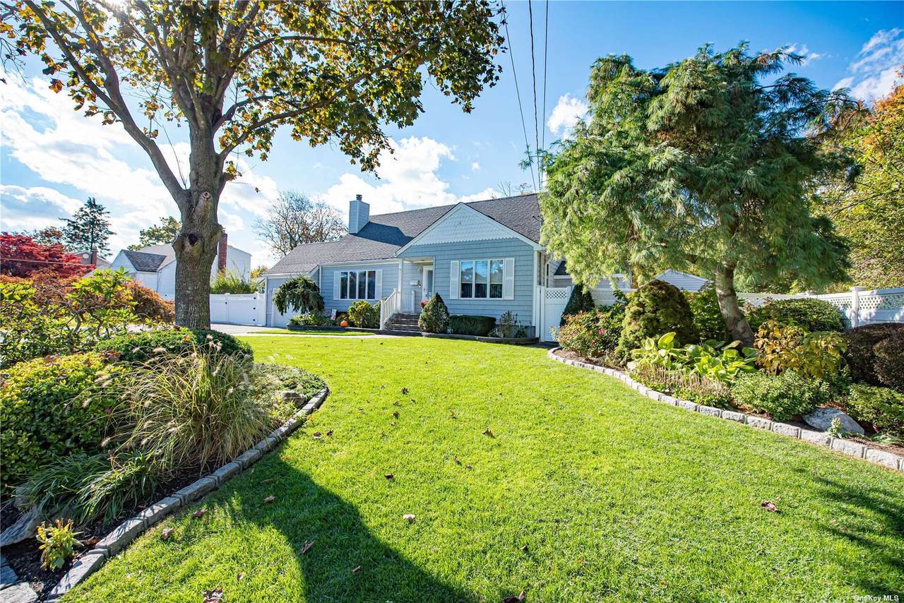 168 Suffolk Avenue - Photo 1