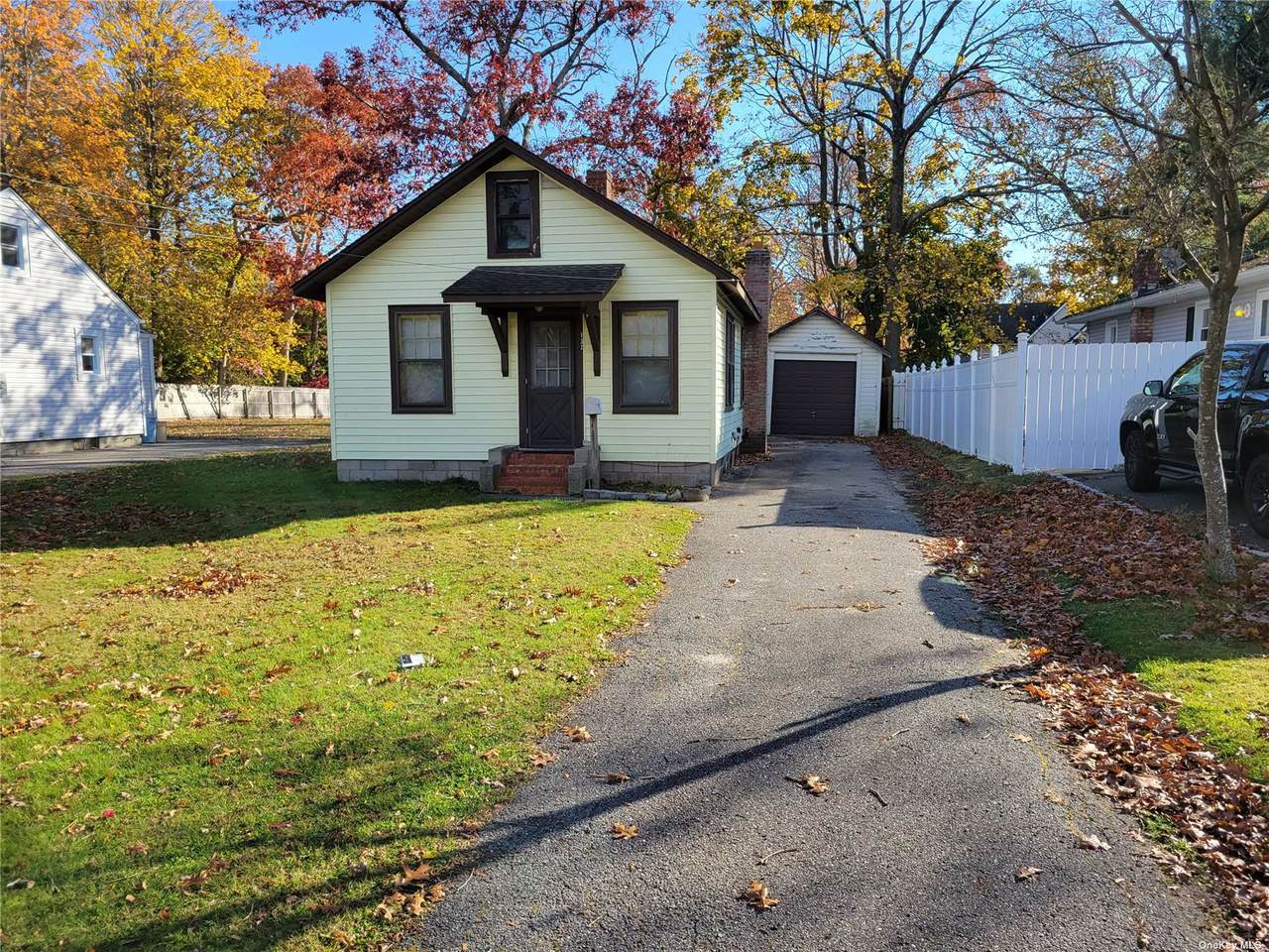 137 Pine Neck Avenue - Photo 1