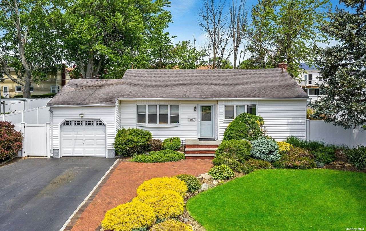209 Queens Avenue - Photo 1