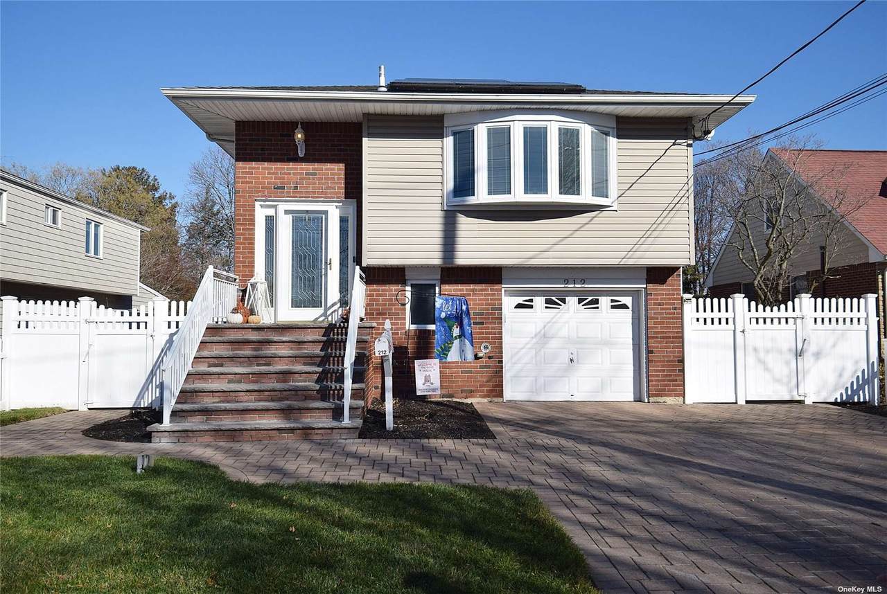 212 Evergreen Avenue - Photo 1