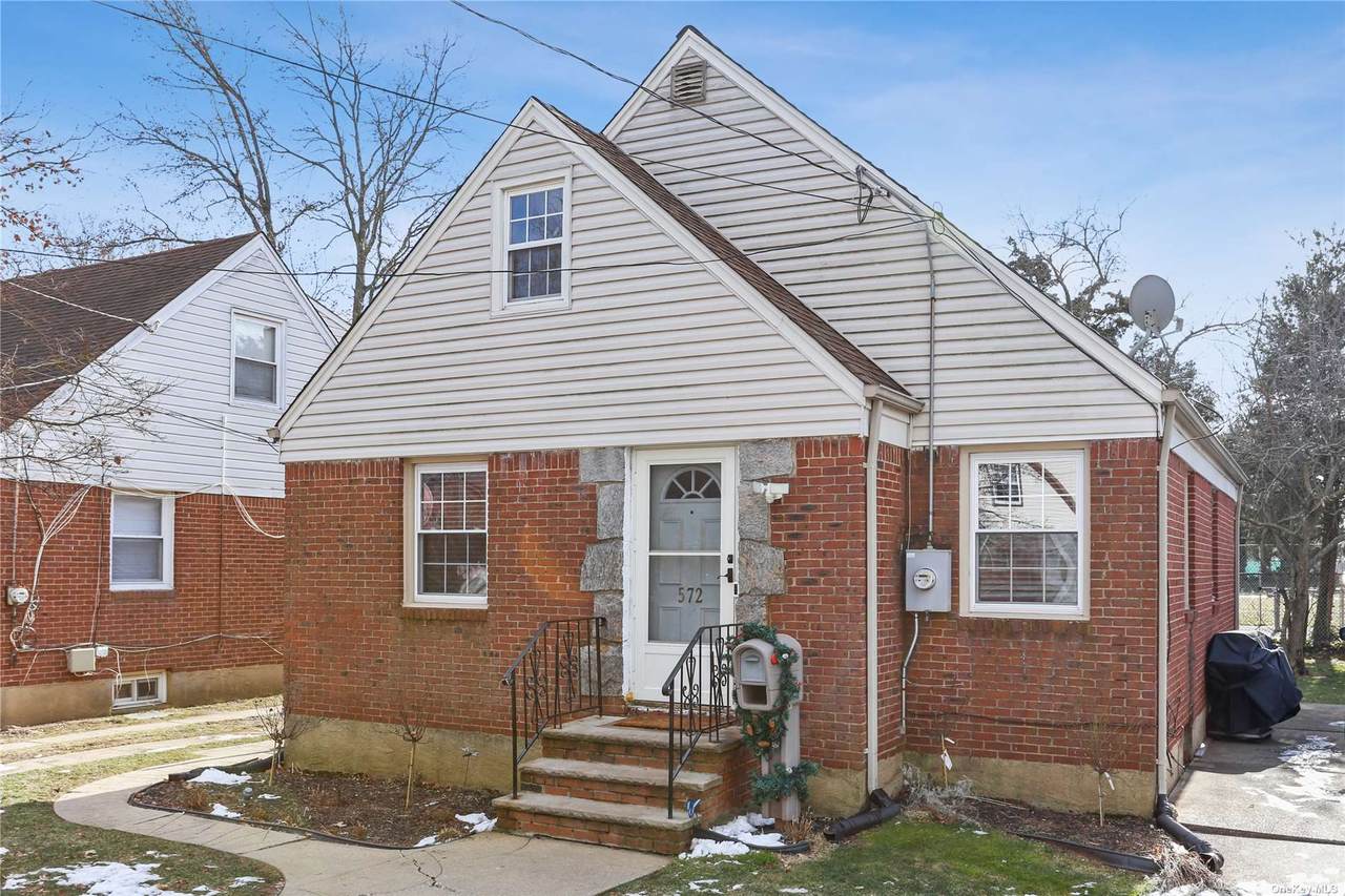 572 Newton Avenue - Photo 1