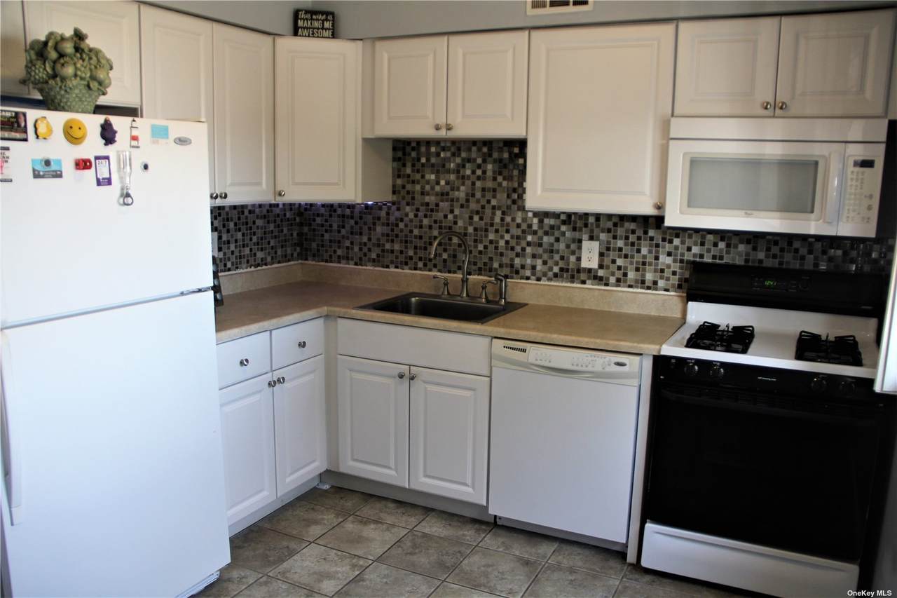 162 Pointe Circle - Photo 1