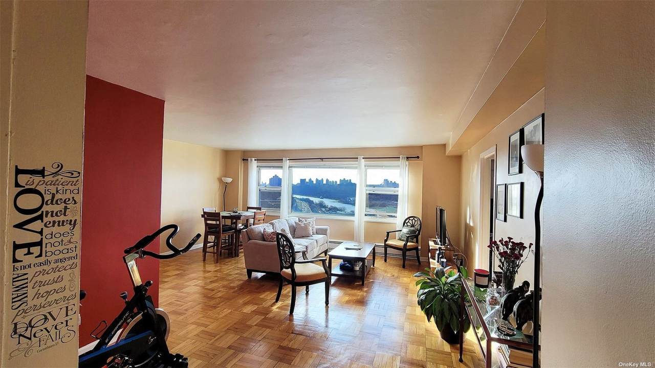 4 Fordham Hill Oval - Photo 1