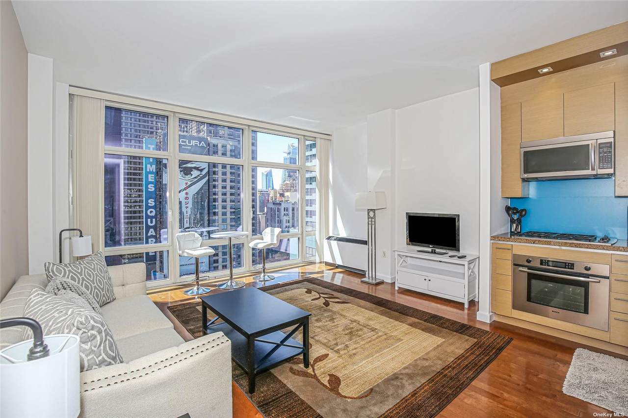 1600 Broadway - Photo 1