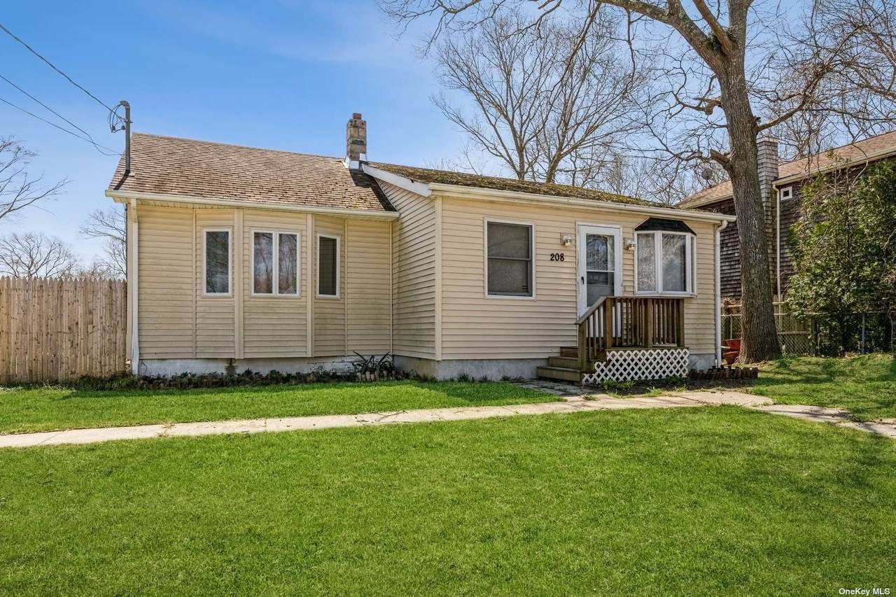 208 Moriches Avenue - Photo 1