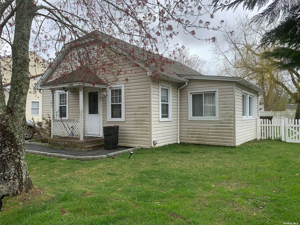 61 Lynbrook Drive - Photo 1