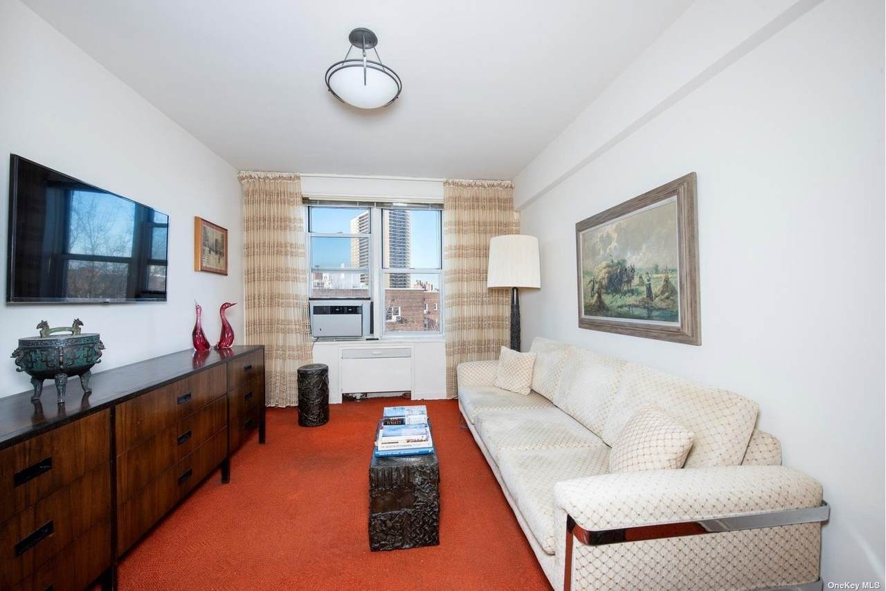 72-81 113 St - Photo 1