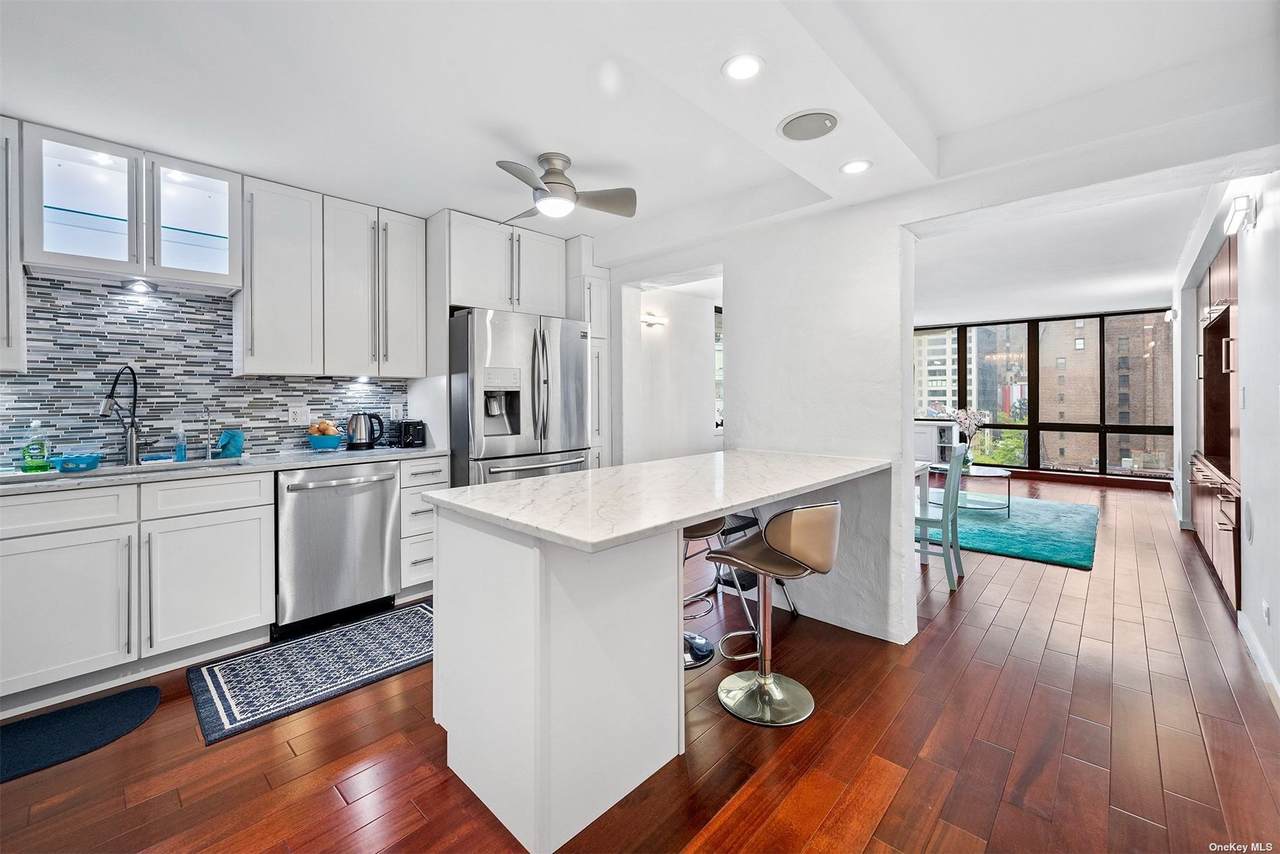303 49th St - Photo 1