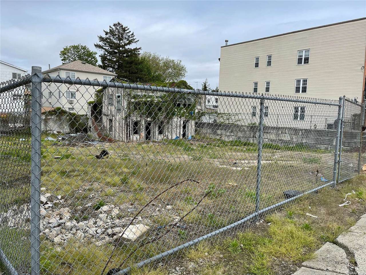 936 Crescent St, - Photo 1