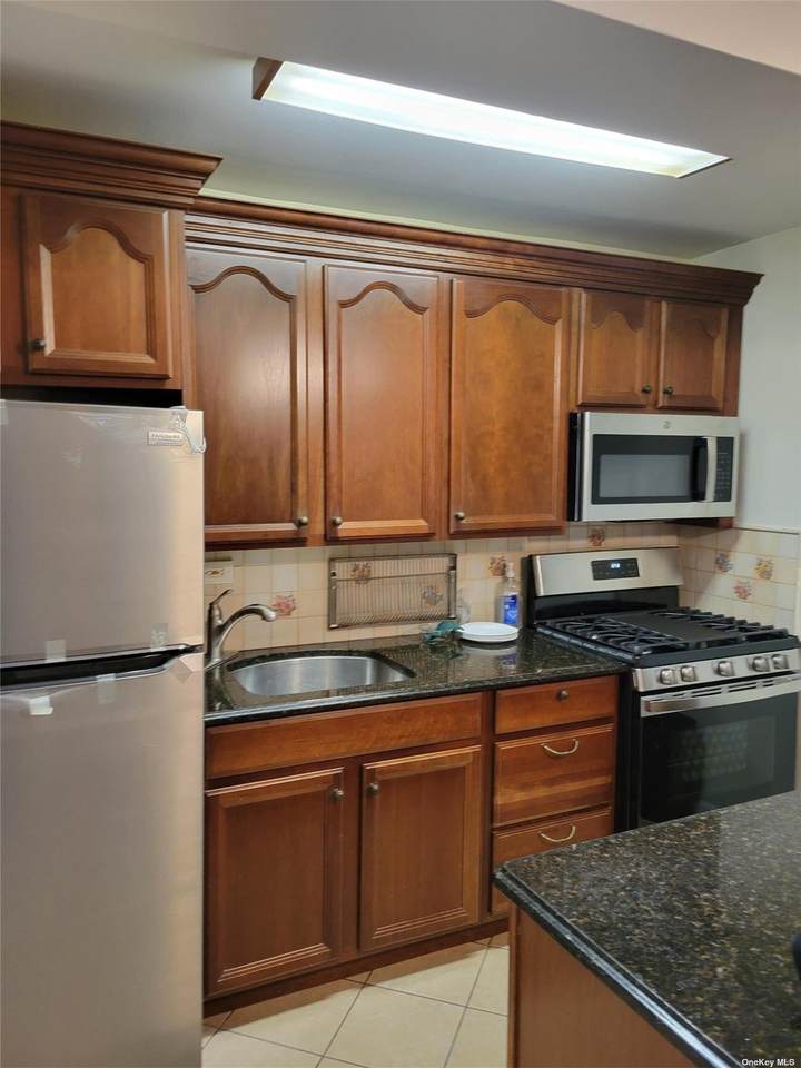 151-35 84St - Photo 1