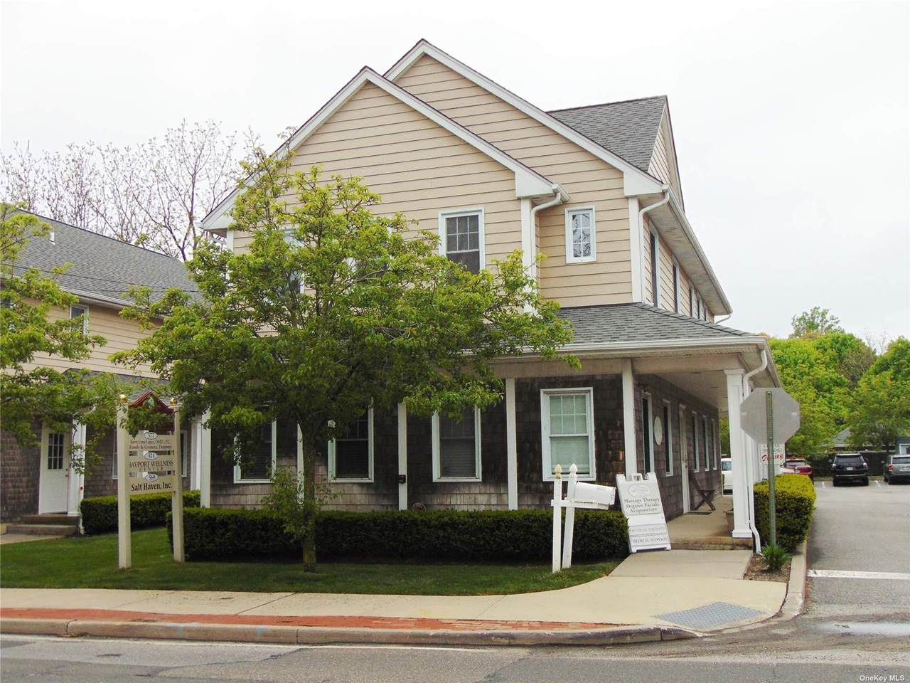 573-575 Middle Road - Photo 1