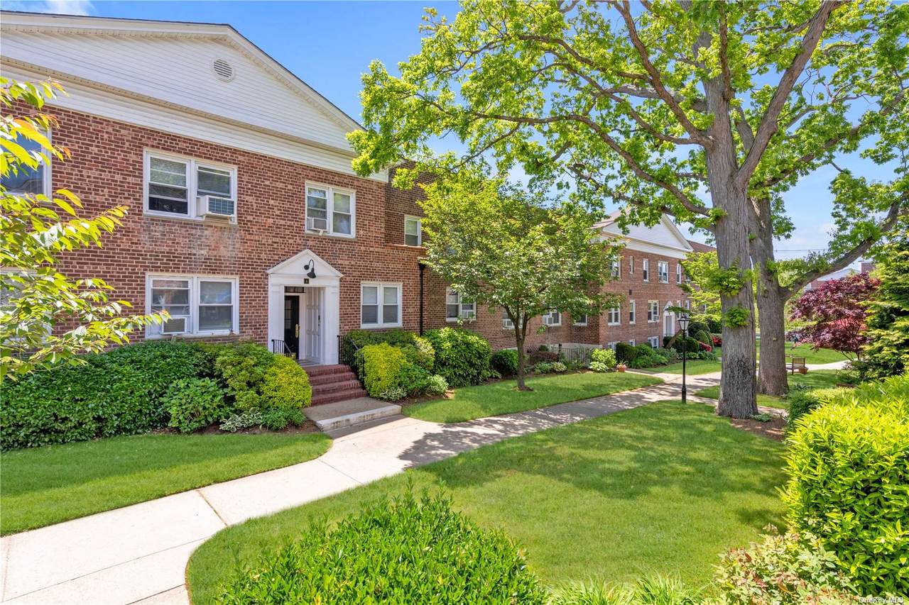 195 Village Avenue - Photo 1
