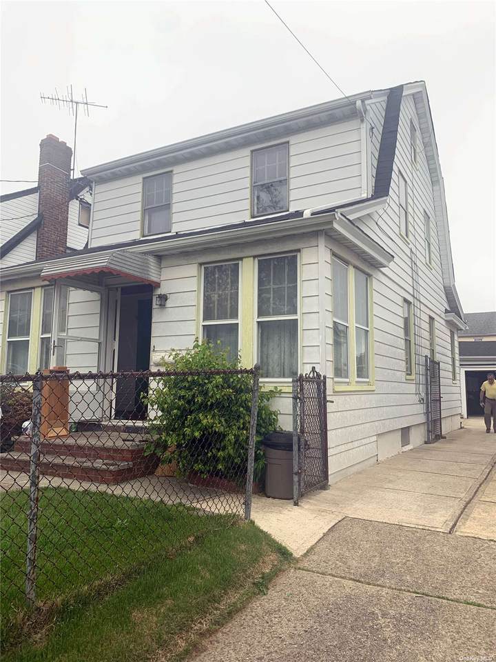 90-05 Vanderveer Street - Photo 1