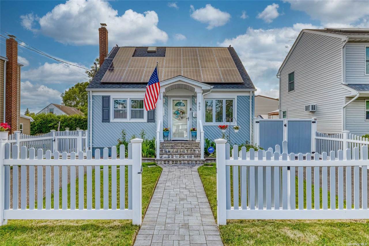 885 Pinelawn Avenue - Photo 1