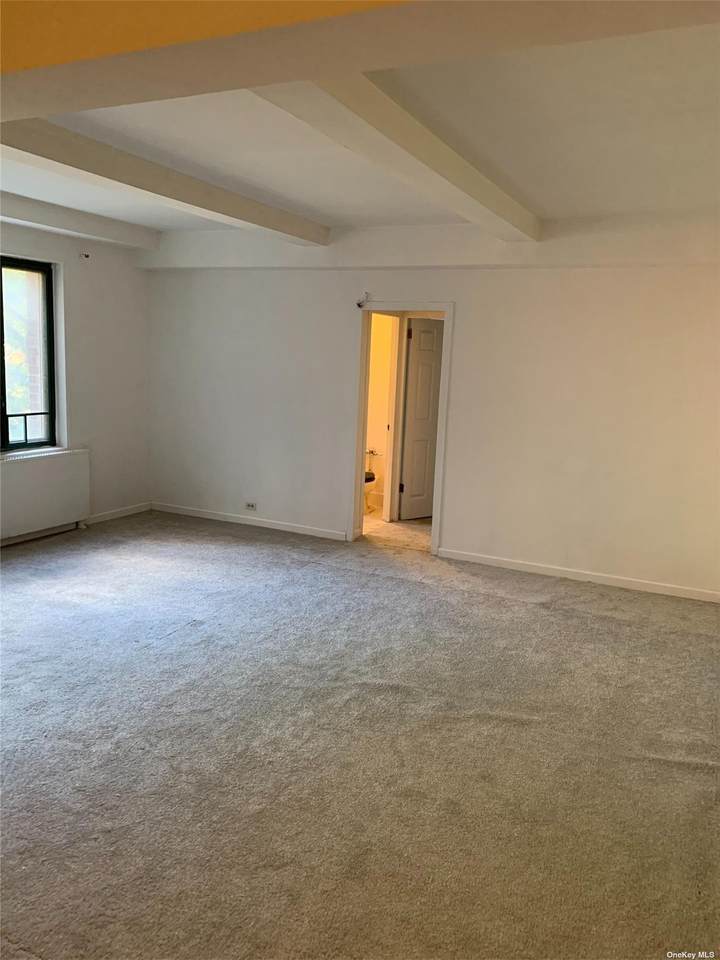 1554 Unionport Rd - Photo 1
