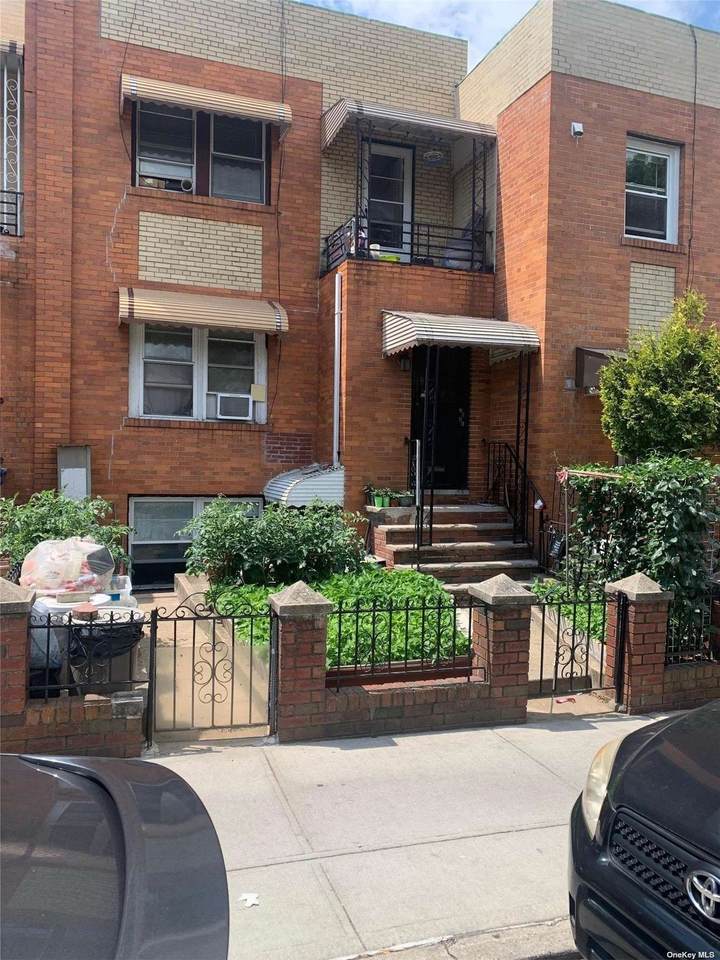 79-64 Calamus Ave - Photo 1