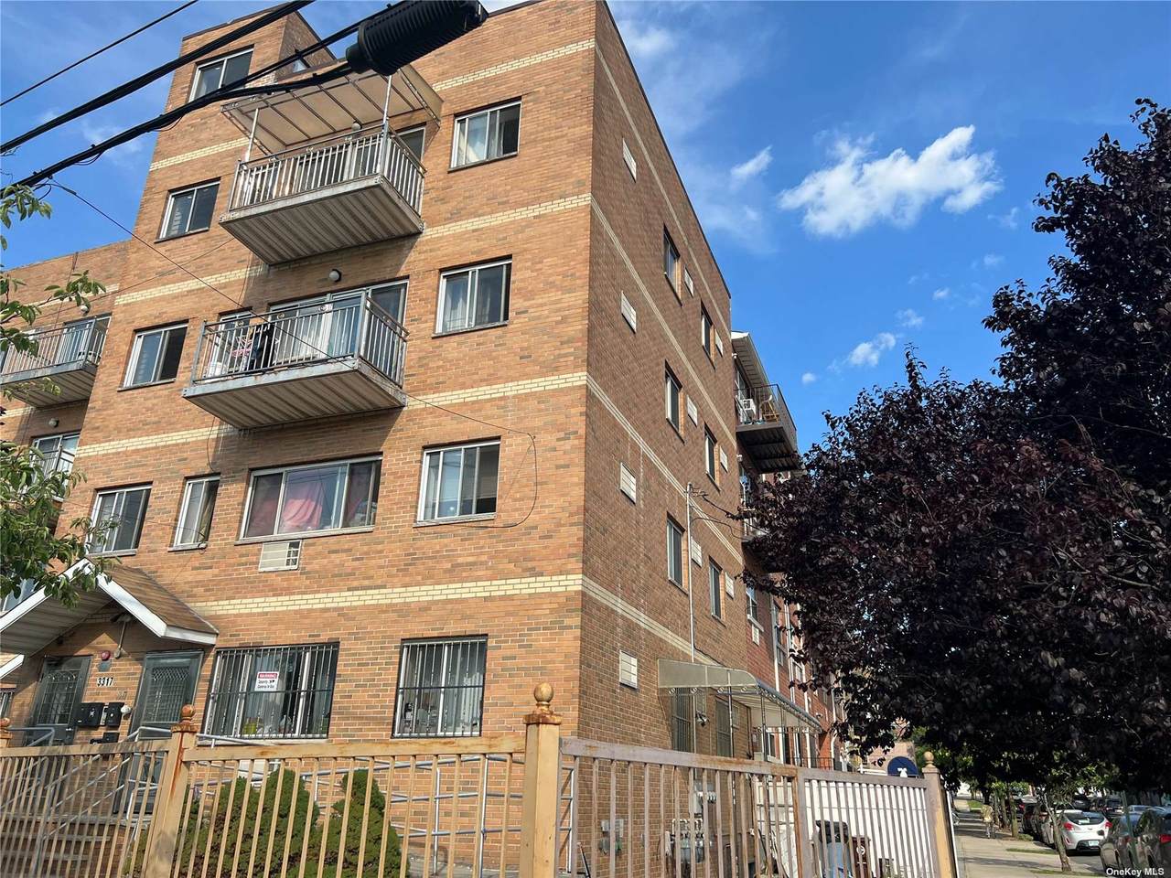 33-17 Leavitt St - Photo 1
