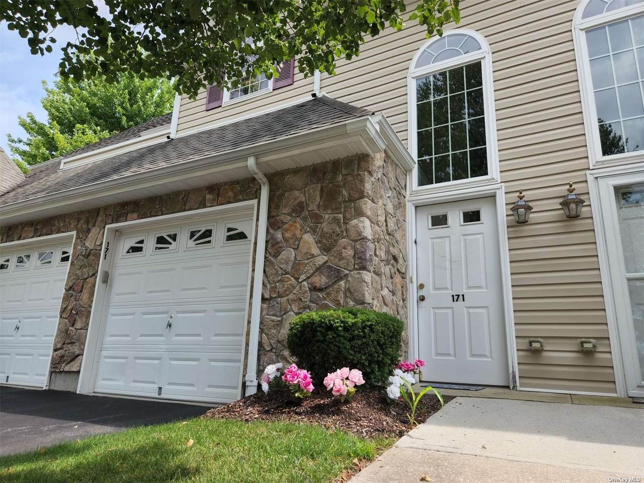 171 Larry Lane - Photo 1