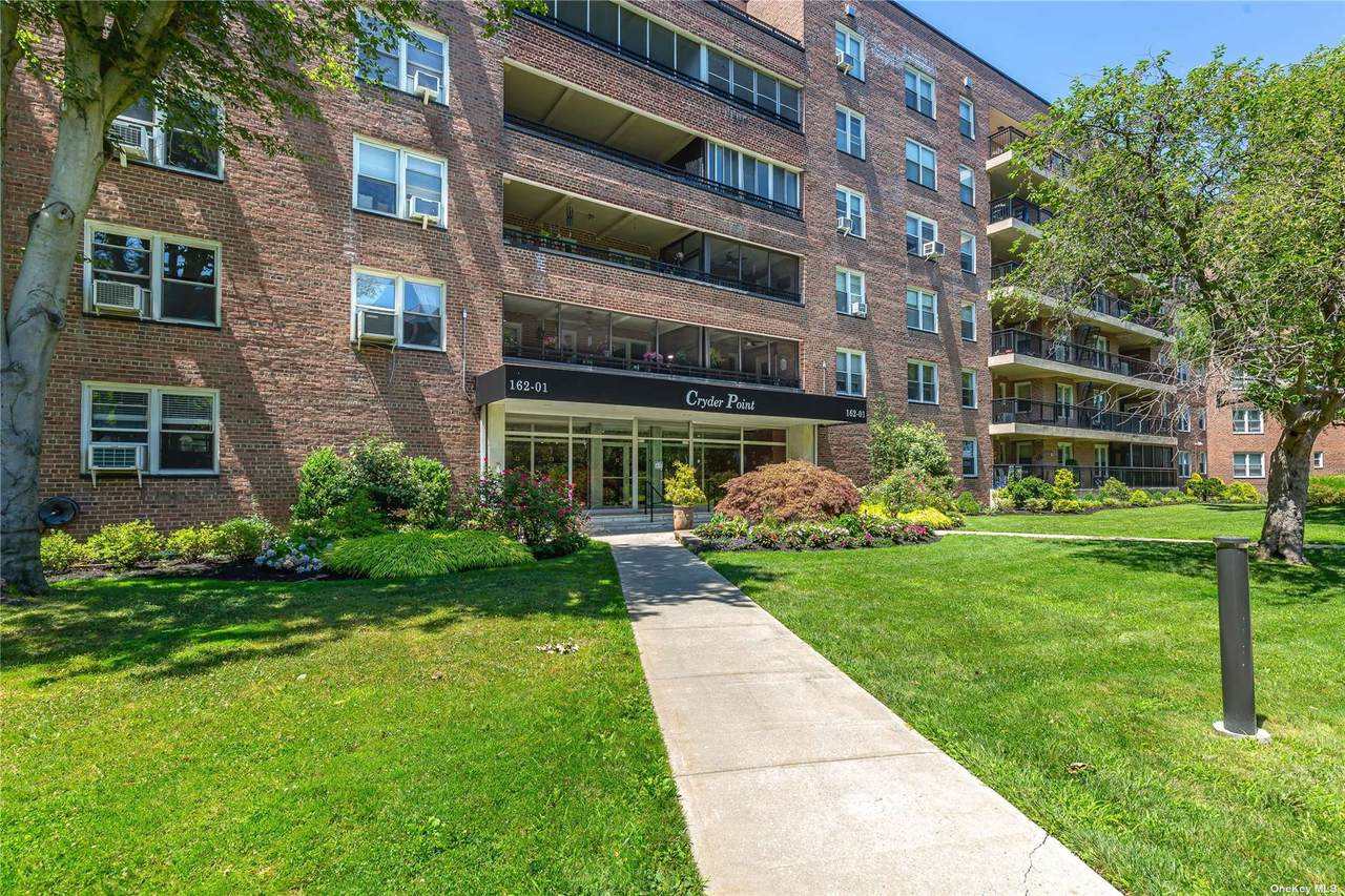 162-01 Powells Cove Boulevard - Photo 1