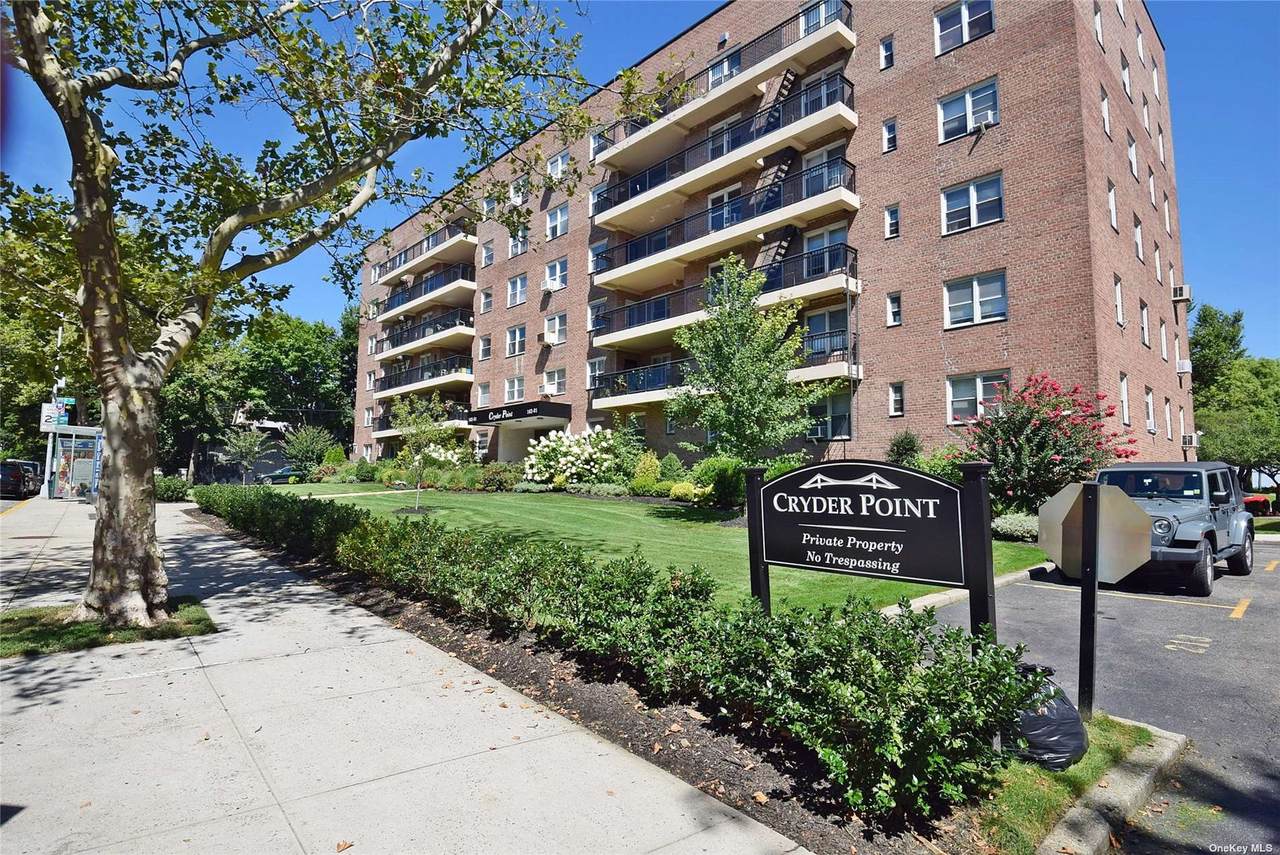 162-01 Powells Cove Boulevard - Photo 1
